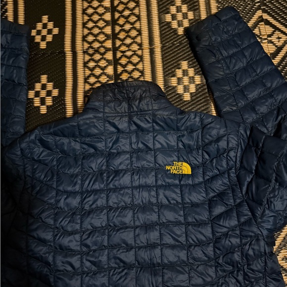 The Northface men’s size L light puffer, great colors and look - Picture 3 of 4
